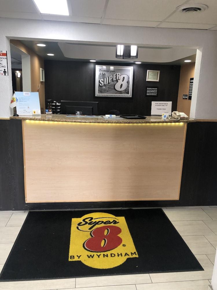 Super 8 By Wyndham Plover Stevens Point Area Екстериор снимка